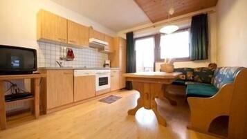 Full-size fridge, dishwasher, coffee/tea maker, cookware/dishes/utensils