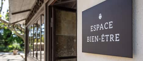 A sign with the text "ESPACE BIEN-ÊTRE" on a wall.