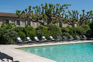 Εποχική εξωτερική πισίνα, ομπρέλες πισίνας, ξαπλώστρες