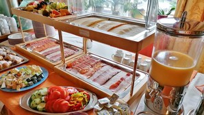 A buffet with various food options including fruits, meats, and beverages. - Hotel Sportalm (Gerlos)