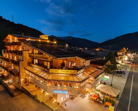 Fachada de la propiedad por la tarde o noche. Hotel Sportalm