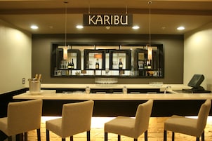 Bar de cocktails, con vista a la piscina, abre todos los días