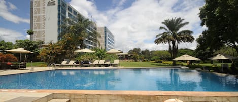 Piscine extérieure, parasols de plage, chaises longues