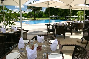 2 restaurantes; se sirve desayuno, almuerzo y cena