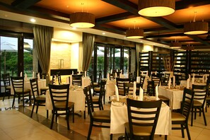 2 restaurants, breakfast, lunch, dinner served; international cuisine - Mount Meru Hotel (Arusha)