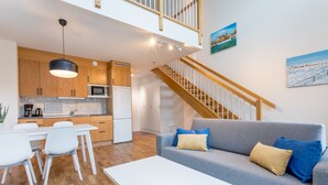 A modern apartment with a kitchen, dining area, and living room. - ApartDirect Hammarby Sjöstad (Stockholm)