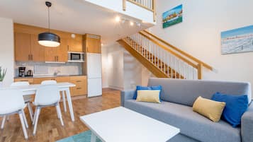 Apartment, Terrasse | Bügeleisen/Bügelbrett, Babybetten, kostenloses WLAN, Bettwäsche