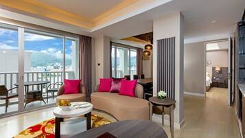 Suite – deluxe, 1 kingsize-seng | Minibarvarer (inkludert), safe på rommet og skrivebord