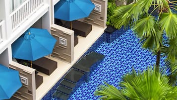 Minibar với thức ăn, đồ uống miễn phí, két bảo mật tại phòng, bàn