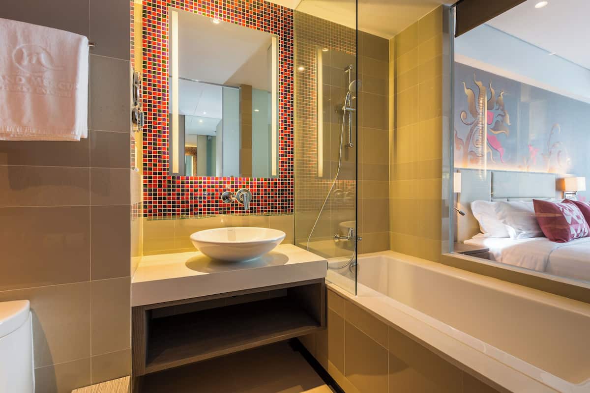 2 bedrooms, free minibar items, in-room safe, desk