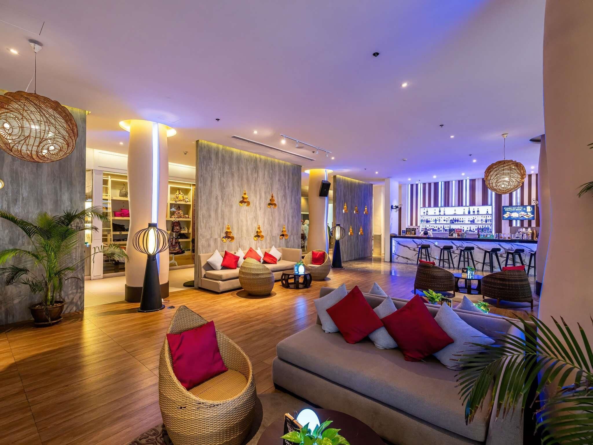 Bar à cocktails, vue sur la piscine, ouvert tous les jours