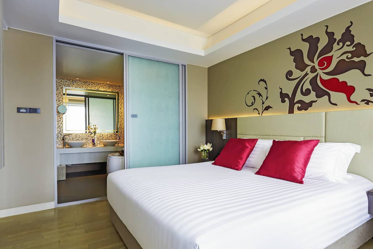 Suite Deluxe, 1 trĂšs grand lit | Minibar contenant certains articles gratuits, coffre-fort, bureau