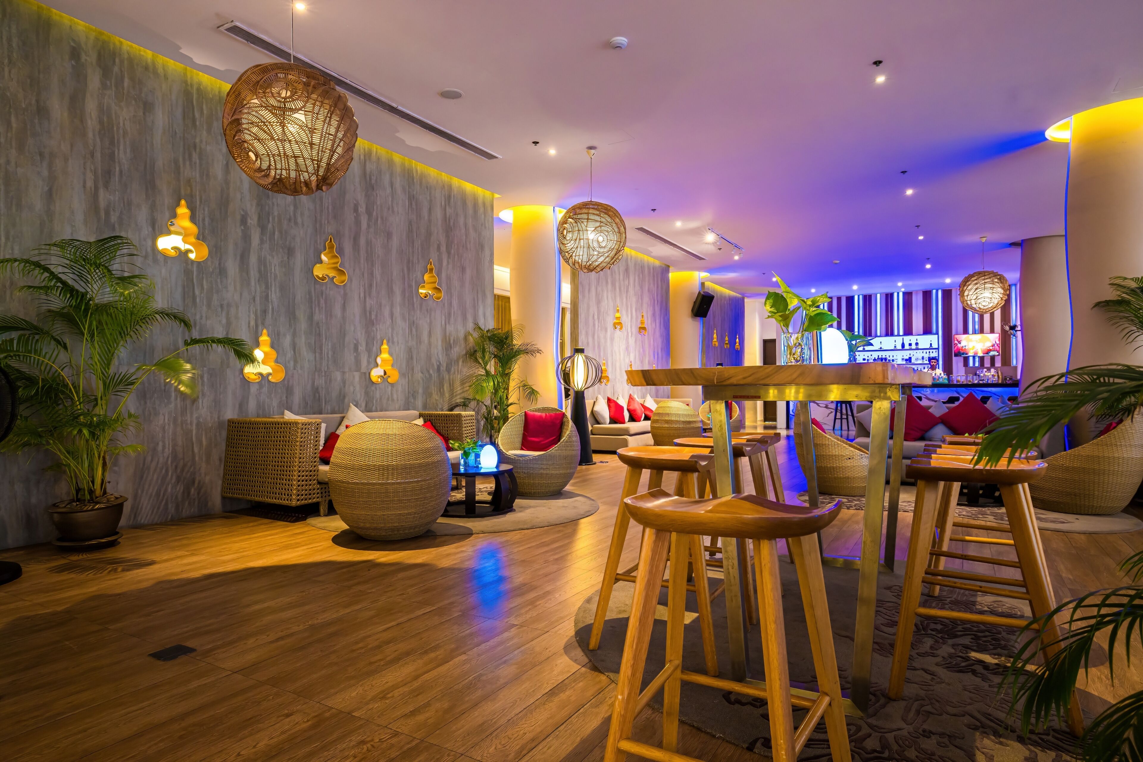 cocktail bar, poolside views, open daily