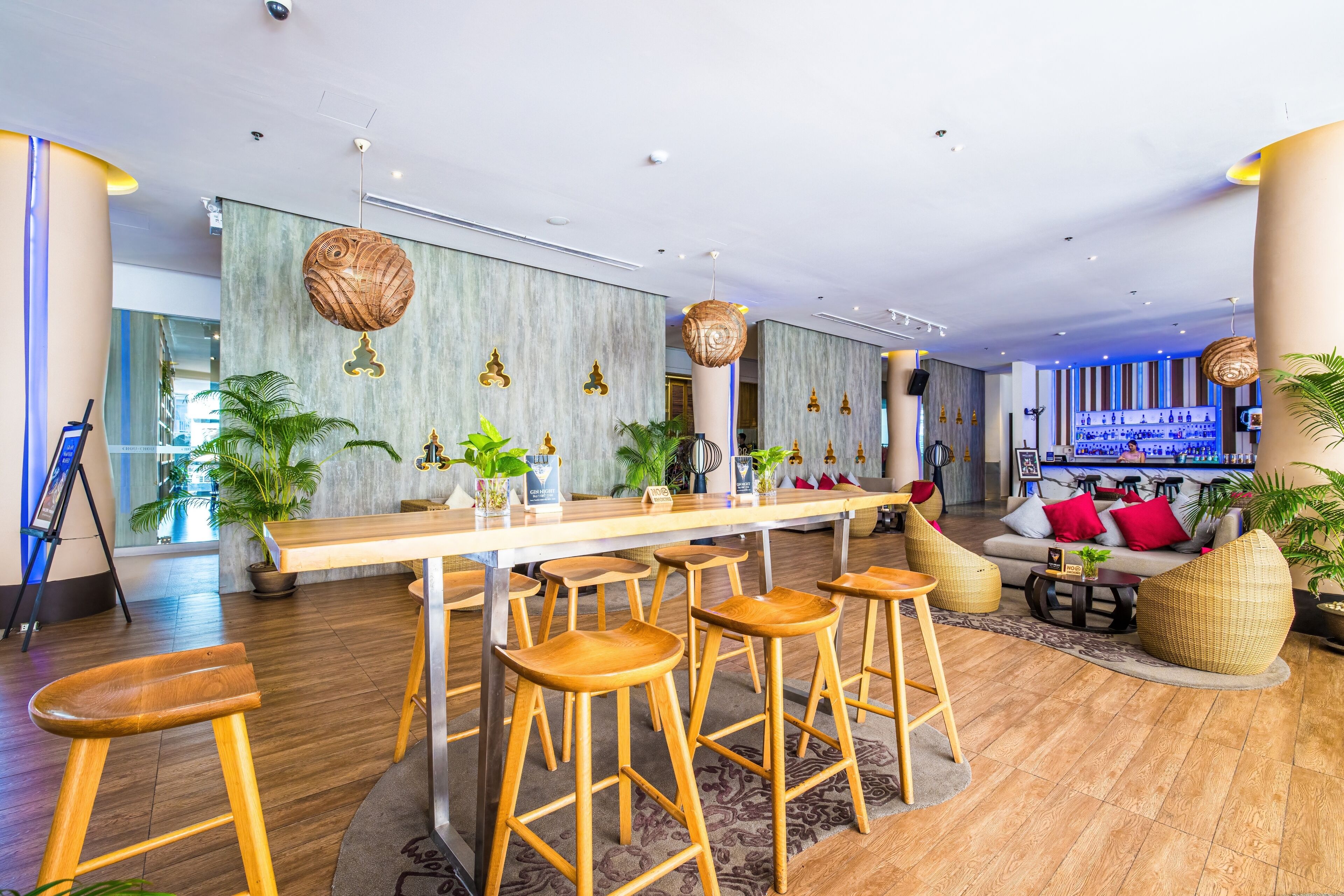 cocktail bar, poolside views, open daily