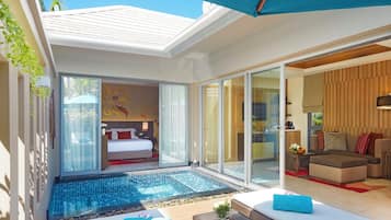 Una habitación de hotel moderna con balcón acristalado, piscina y zona de comedor.