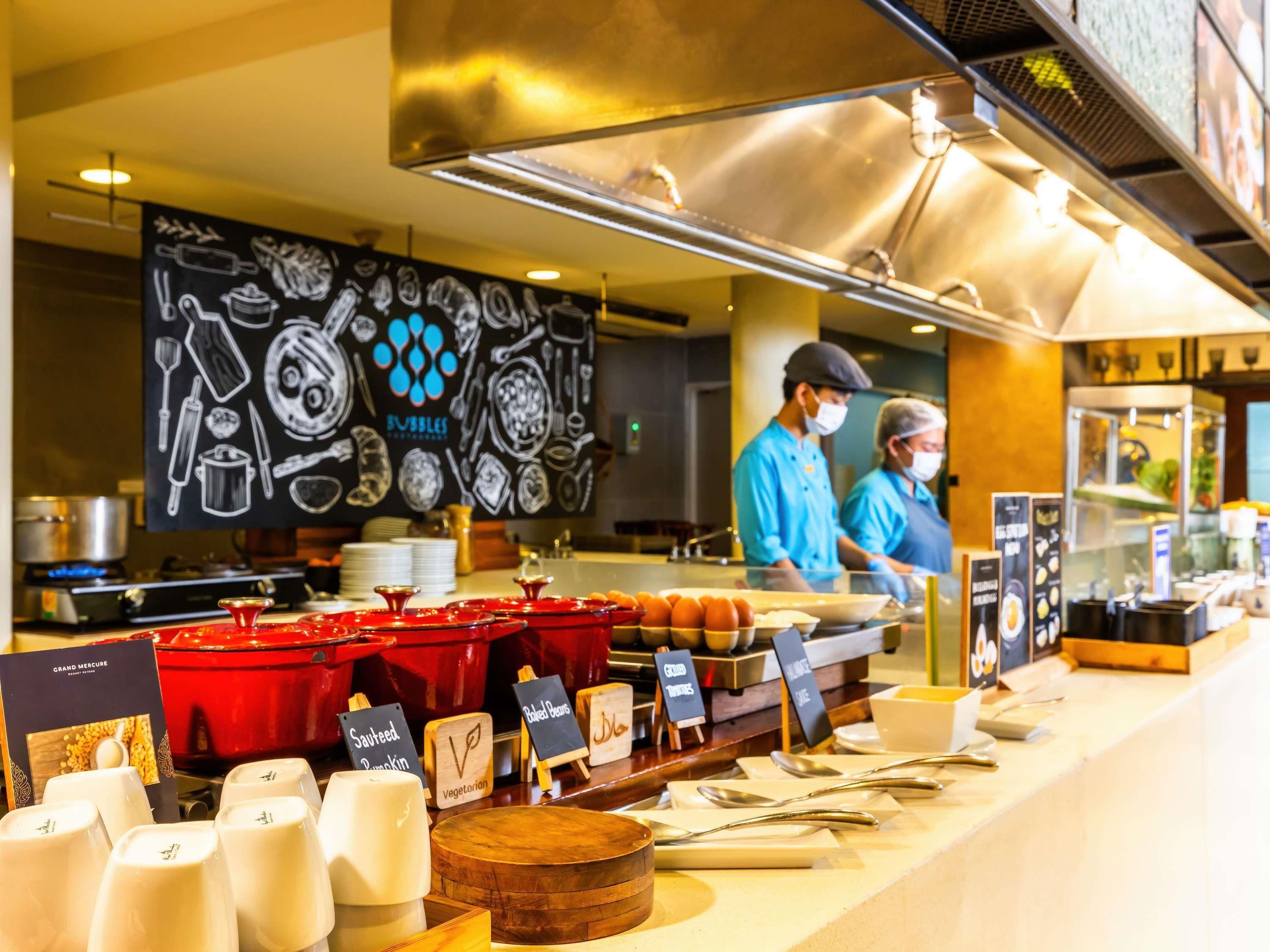 Un espace buffet proposant divers plats et ustensiles de service.