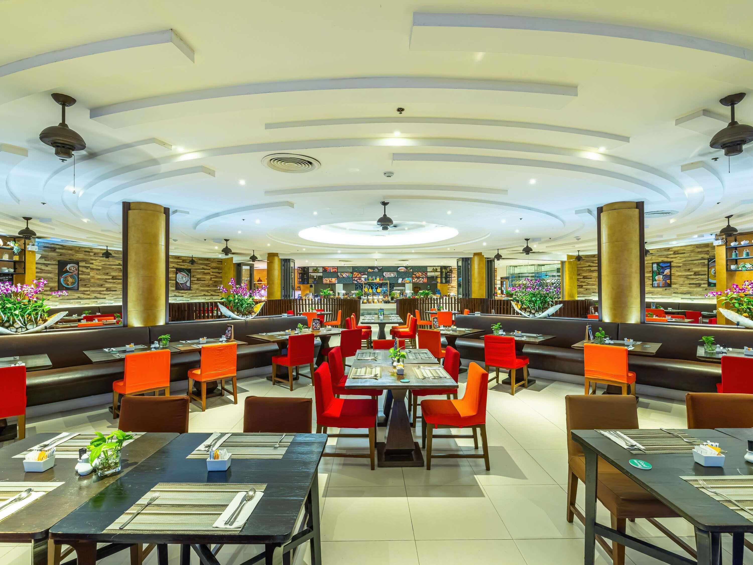 Daily buffet breakfast (THB 600 per person)