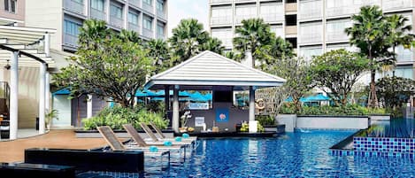 Cocktail bar, poolside views, open daily