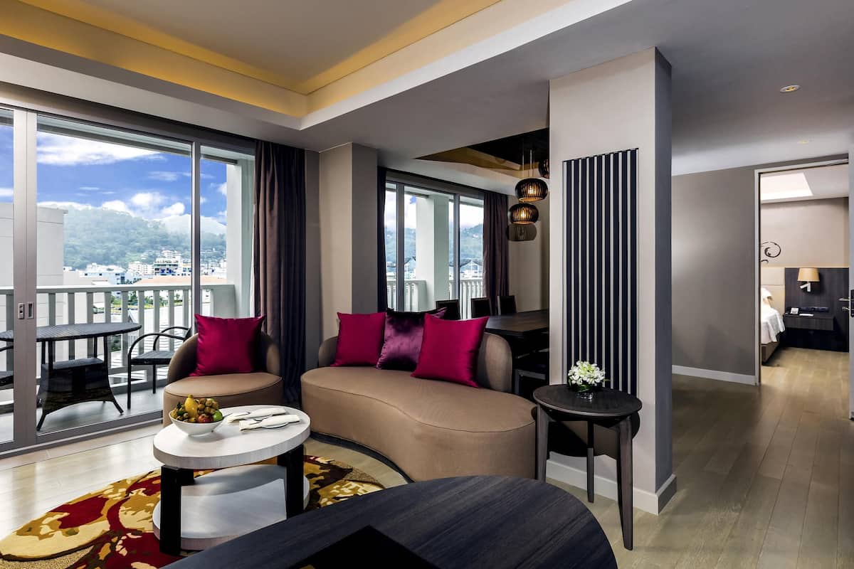 Deluxe Suite, 1 King Bed | 2 bedrooms, free minibar items, in-room safe, desk