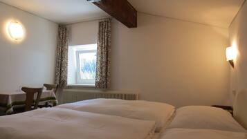 Kahden hengen huone | Työpöytä, ilmainen Wi-Fi, vuodevaatteet