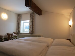 Double Room | Desk, free WiFi, bed sheets