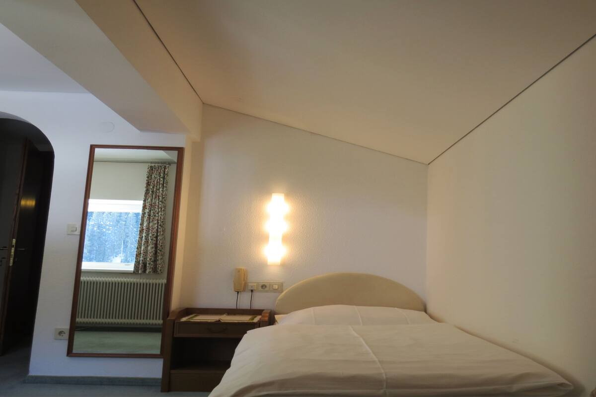 Single Room | Desk, free WiFi, bed sheets