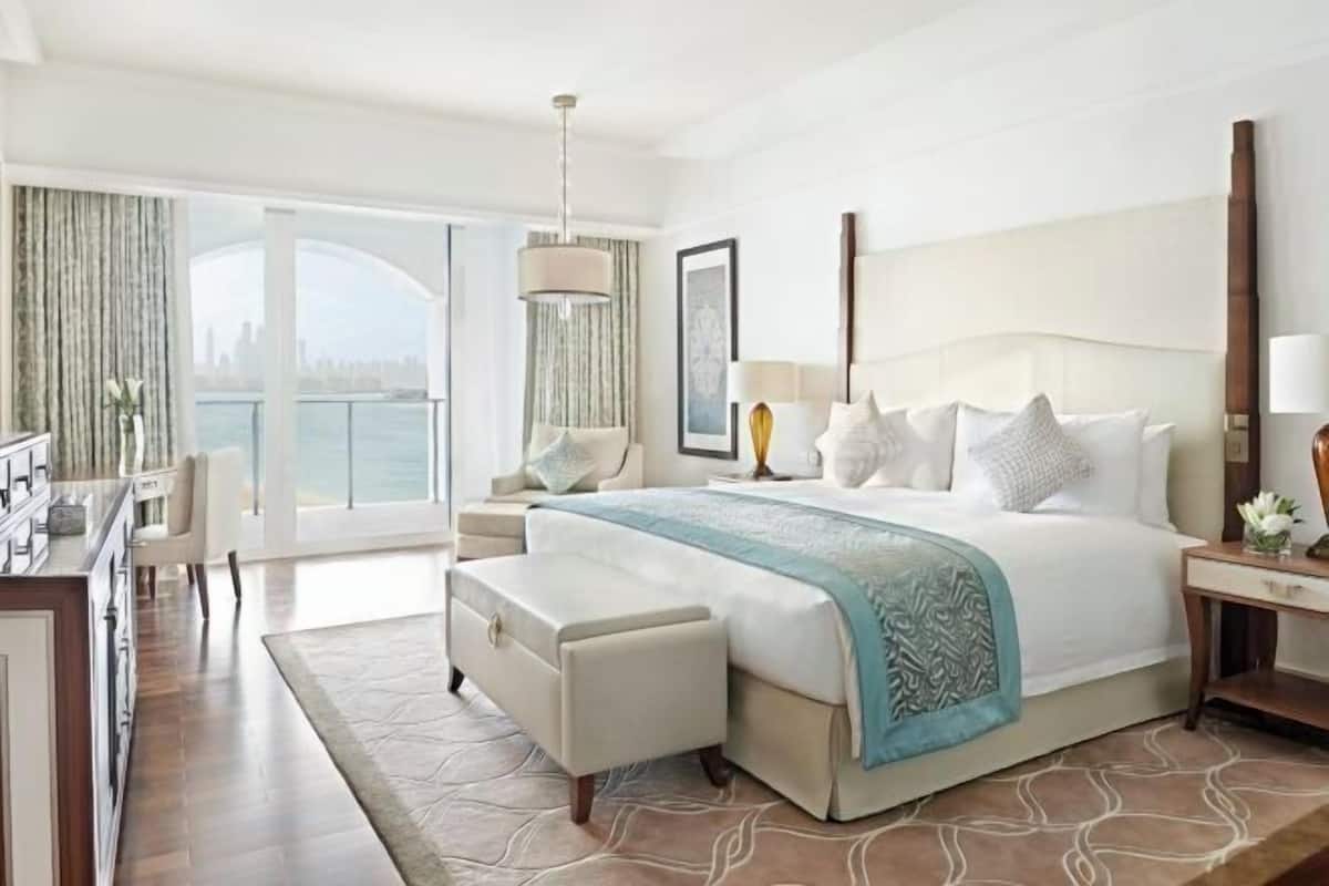 Egyptian cotton sheets, premium bedding, minibar, in-room safe
