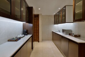 Suíte club, várias camas, cozinha americana, vista para o mar | Cozinha privada | Máquina de café expresso