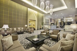 A spacious lobby with a high ceiling, modern chandeliers, and a central seating area with sofas and armchairs. - Waldorf Astoria Dubai Palm Jumeirah (Dubai)