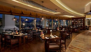 5 restaurants; breakfast, lunch, dinner, and brunch served