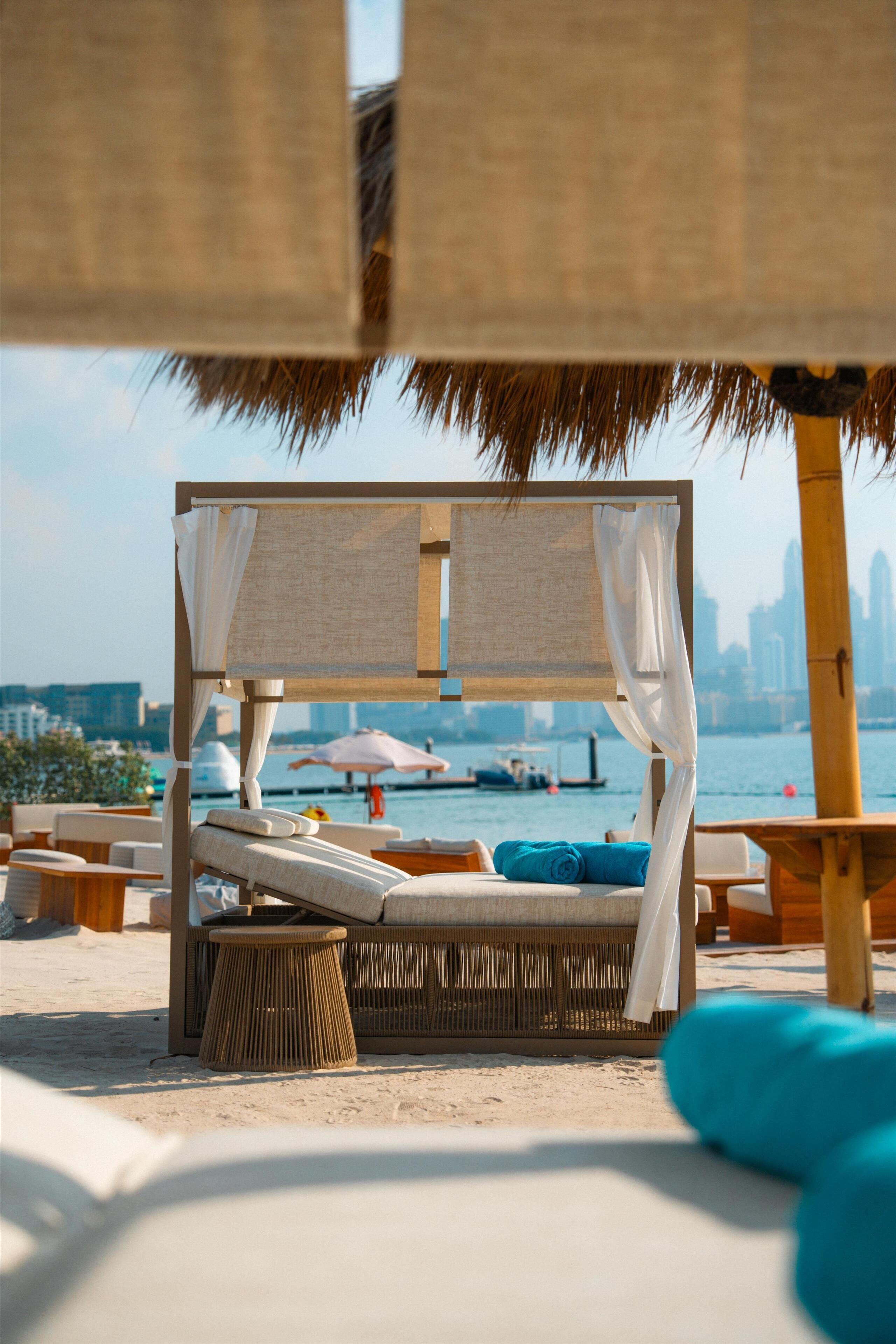 Plage privée, sable blanc, cabines (en supplément), chaises longues