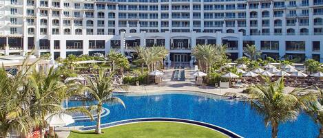 3 outdoor pools, free cabanas, pool umbrellas
