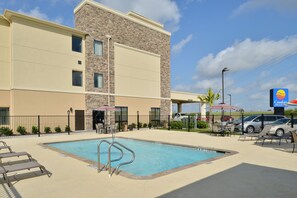 Seasonal outdoor pool, open 7 AM to 10 PM, sun loungers - Comfort Inn & Suites Victoria North (Victoria)