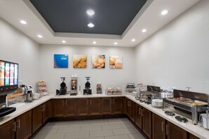 Free English breakfast on weekdays - Comfort Inn & Suites Victoria North (Victoria)