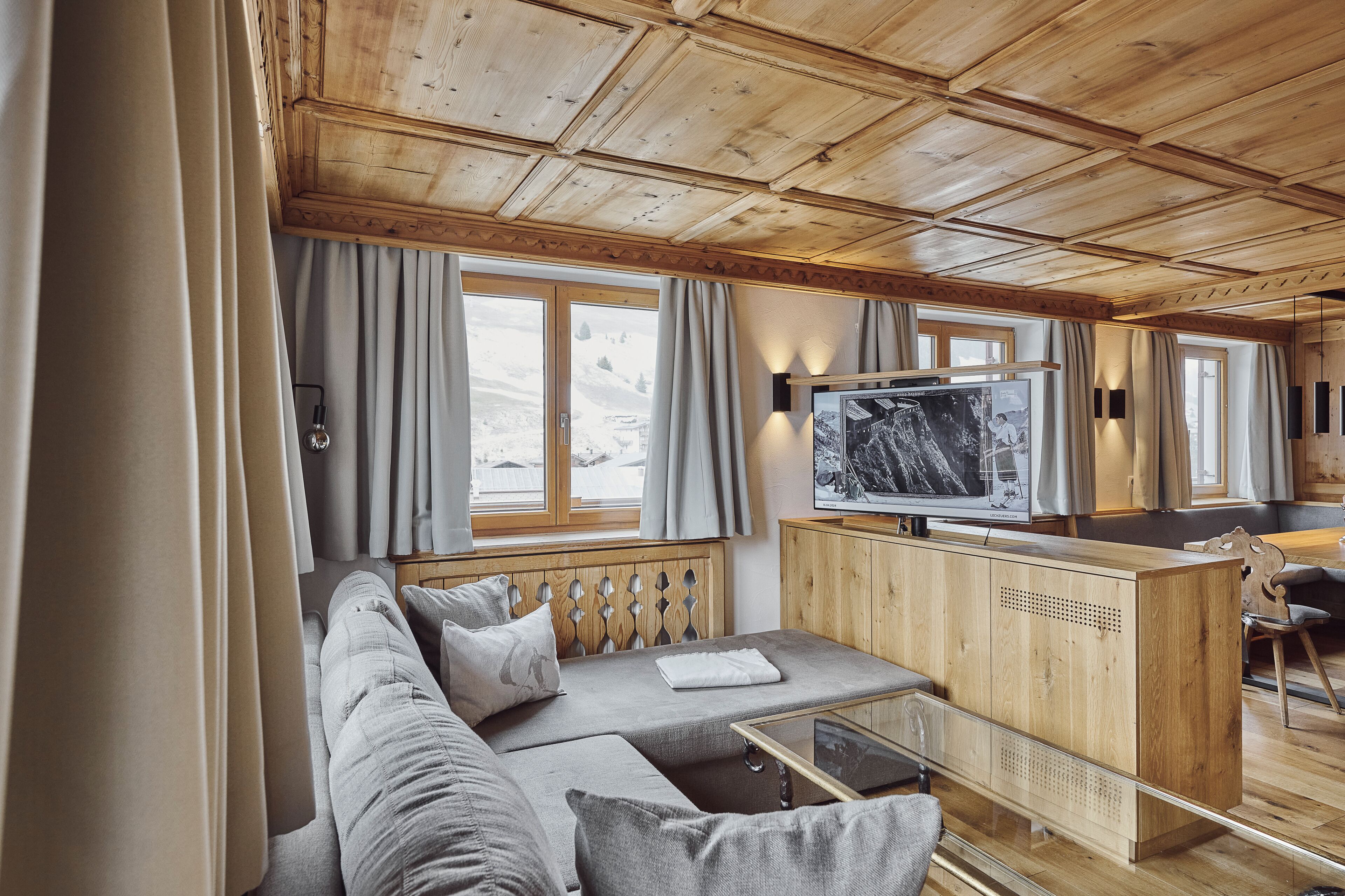 Deluxe-Apartment, Sauna, Bergblick | บริเวณนั่งเล่น | ทีวีจอแบน 30 นิ้ว พร้อมช่องเคเบิล, ทีวี