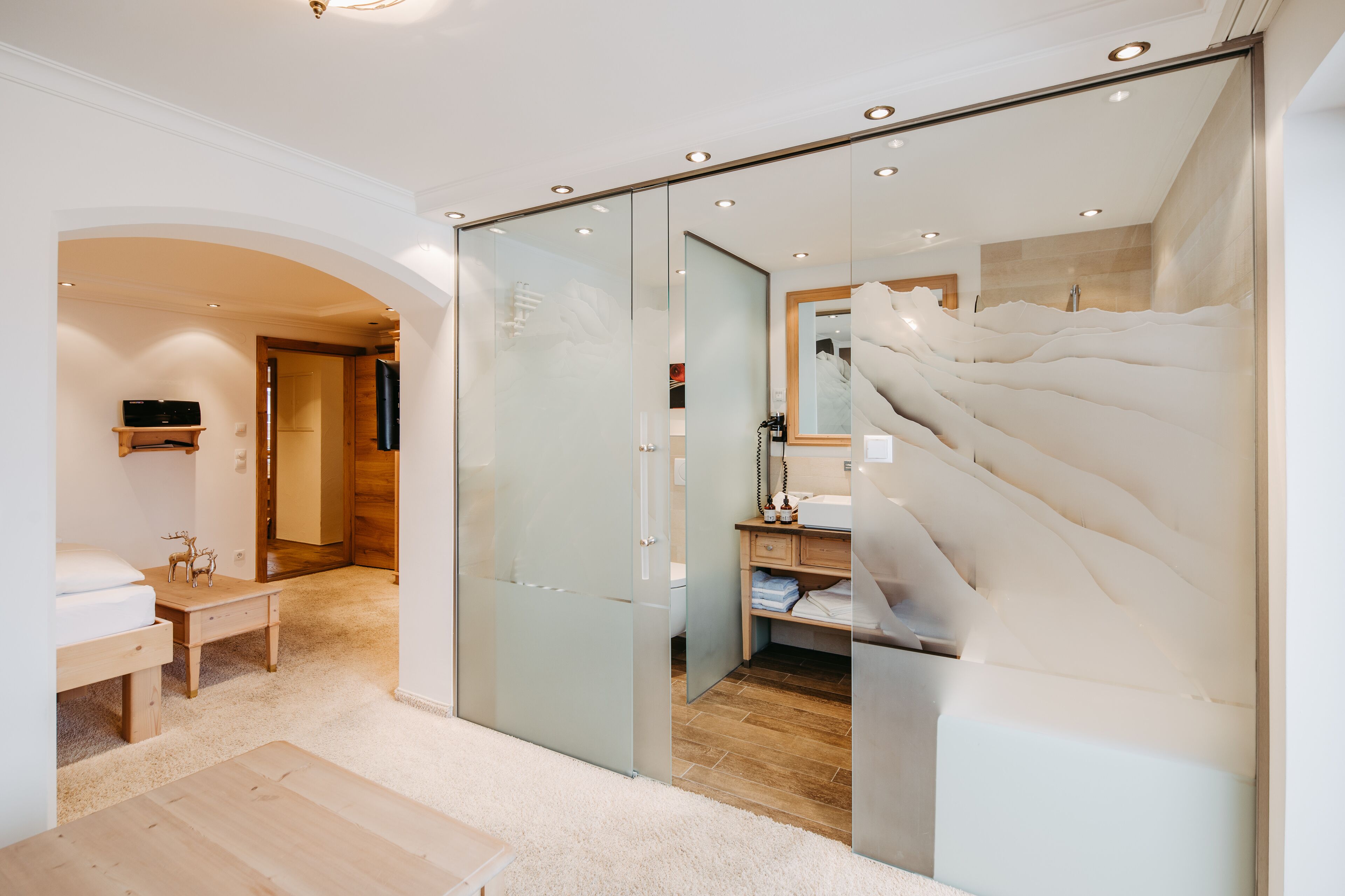 Superior Apartment, 2 Bedrooms, Sauna, Mountain View&quot; | บริเวณนั่งเล่น | ทีวีจอแบน 30 นิ้ว พร้อมช่องเคเบิล, ทีวี