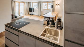 Superior Apartment, 2 Bedrooms, Sauna, Mountain View. | Cocina privada | Refrigerador con congelador, microondas y parrilla de estufa