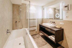 Standard Apartment, Sauna, Mountain View! | 욕실 | 무료 세면용품, 헤어드라이어, 목욕가운, 슬리퍼