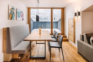 Superior Apartment, 2 Bedrooms, Sauna, Mountain View- | 객실 내 식사 공간