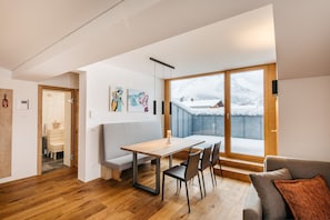 Superior Apartment, 2 Bedrooms, Sauna, Mountain View- | Khu phòng khách | TV màn hình phẳng 30-inch có truyền hình cáp, TV 