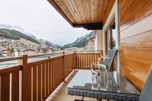 Superior Apartment, 2 Bedrooms, Sauna, Mountain View! | Ban công