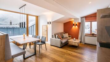 Superior Apartment, 2 Bedrooms, Sauna, Mountain View- | Khu phòng khách | TV màn hình phẳng 30-inch có truyền hình cáp, TV