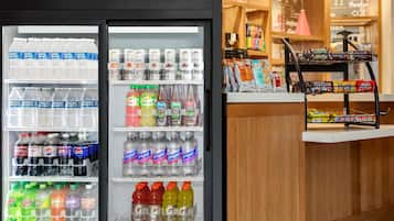 Máquina de bebidas automática com várias opções de refrigerantes e sucos.