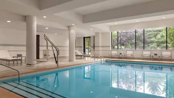 Piscine couverte, chaises longues