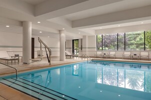 Una piscina techada, sillones reclinables de piscina