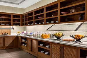 Free daily buffet breakfast - Hyatt Place Bloomington (Bloomington)