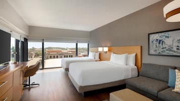 Quarto, 2 camas Queen, vista para a cidade | Roupas de cama premium, escrivaninha, cortinas blackout