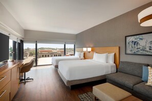 Rum - 2 queensize-sängar - utsikt mot staden | Sängtillbehör av högsta kvalitet, skrivbord och mörkläggningsgardiner