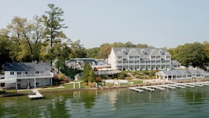 Un grand hôtel à plusieurs étages, doté d’un quai et d’un port de plaisance.