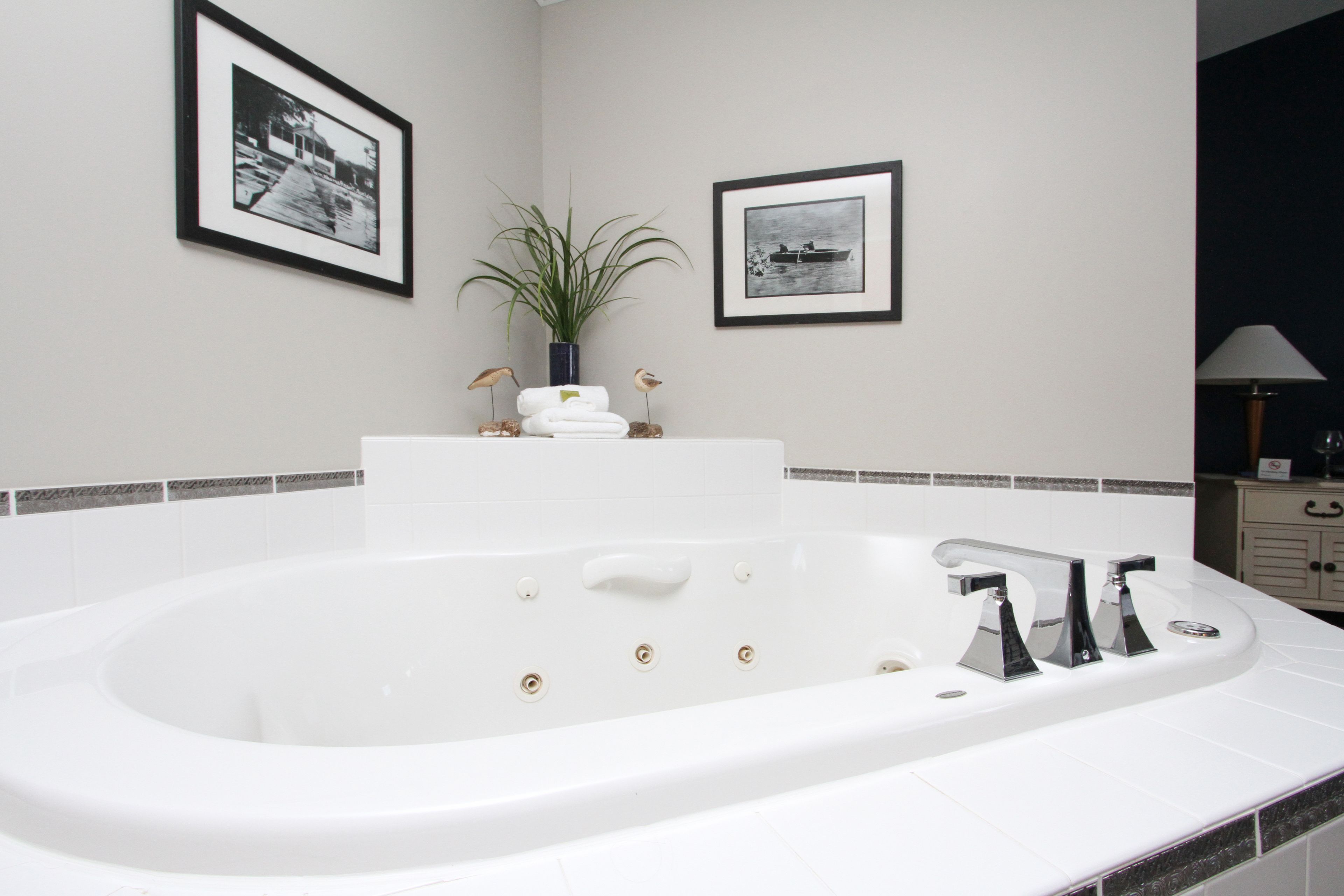 lakeside deluxe suite | jetted bathtub